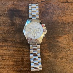 Michael Kors MK5530 Silver Tone Watch.